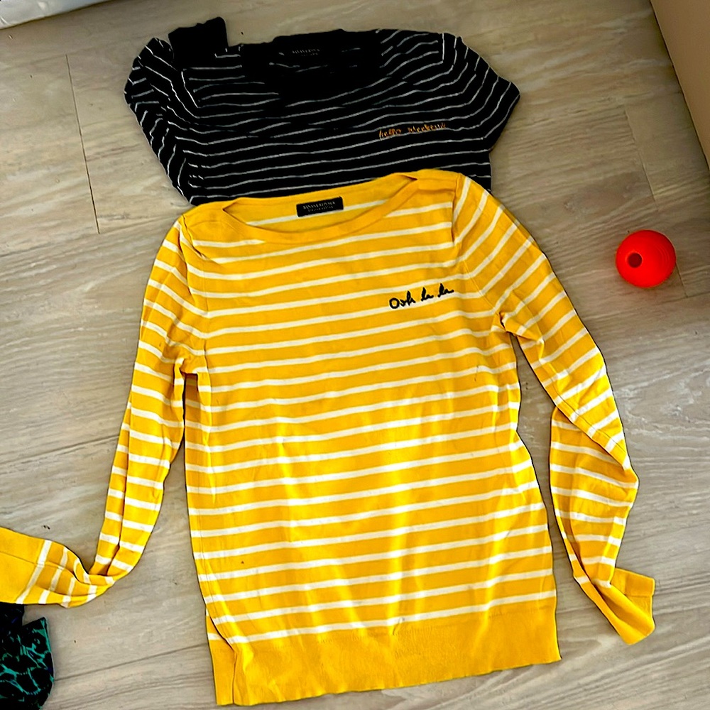 One yellow/ white small banana republic sweater l/s